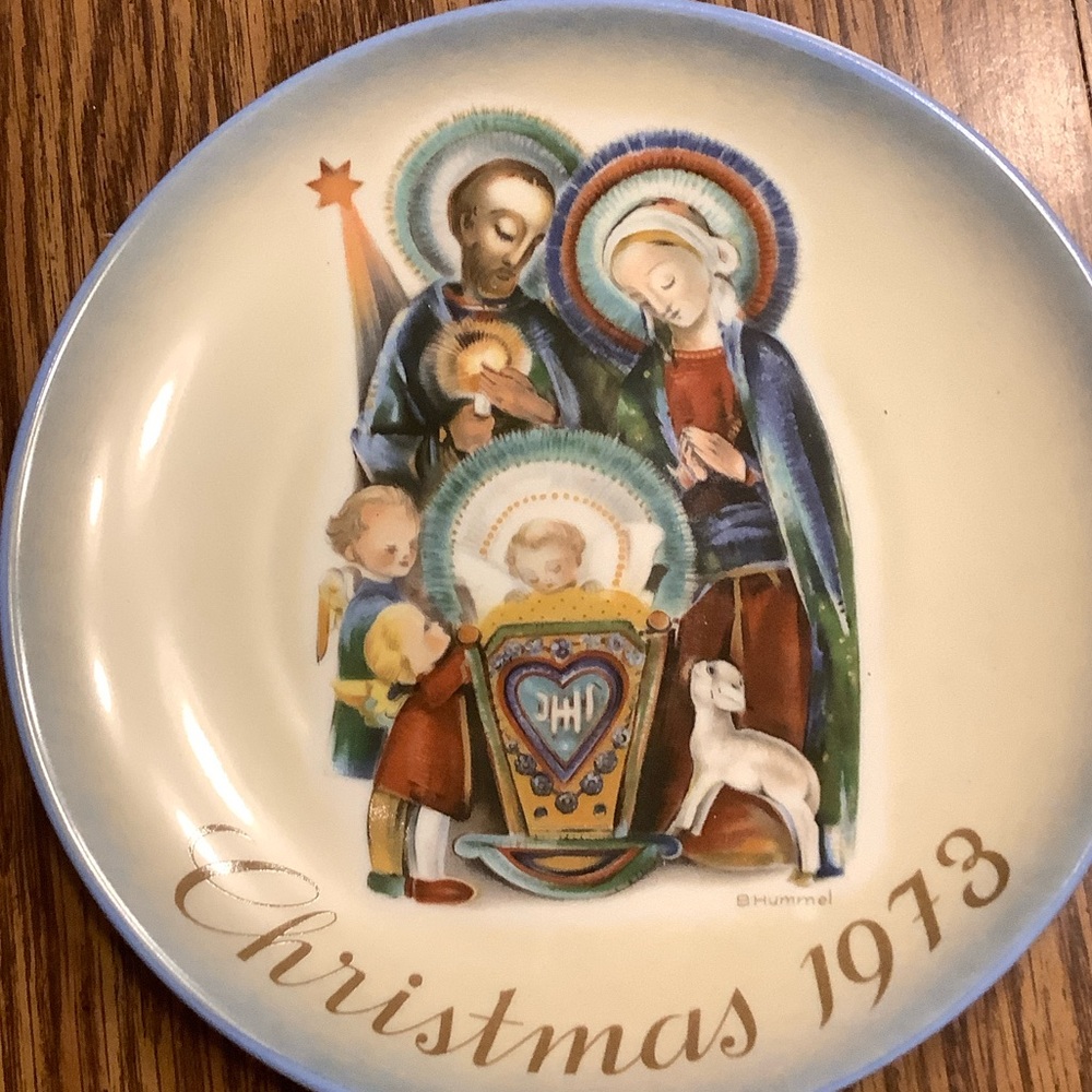 Hummel Christmas 1973 Art Glass Plate